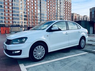 2017 Volkswagen Polo V Рестайлинг, белый, 900000 рублей, вид 1