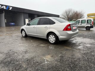 2010 Ford Focus II Рестайлинг, серебристый, 680000 рублей, вид 5