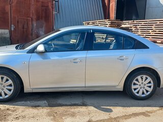 2013 Chevrolet Cruze I Рестайлинг, серебристый, 950000 рублей, вид 3