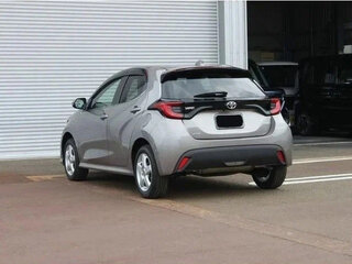 2022 Toyota Yaris IV, серебристый, 1099000 рублей, вид 2