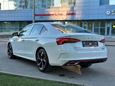 2022 Skoda Octavia IV (A8), белый, 2330000 рублей, вид 4