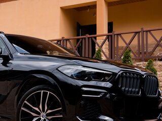2022 BMW X6 30d III (G06), чёрный, 9000000 рублей, вид 4