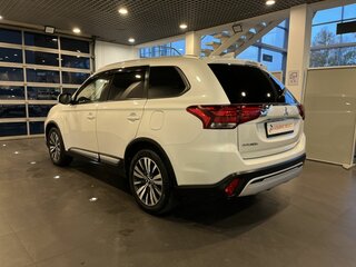 2020 Mitsubishi Outlander III Рестайлинг 3, белый, 2460000 рублей, вид 5
