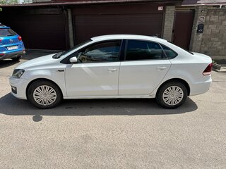 2018 Volkswagen Polo V Рестайлинг, белый, 850000 рублей, вид 4