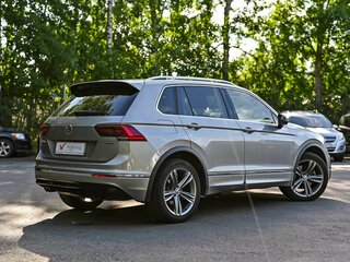 2018 Volkswagen Tiguan II, серебристый, 2280000 рублей, вид 2