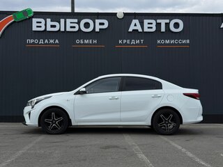 2020 Kia Rio IV Рестайлинг, белый, 1575000 рублей, вид 4