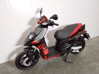 2025 Aprilia SR 125, чёрный, 243000 рублей, вид 2