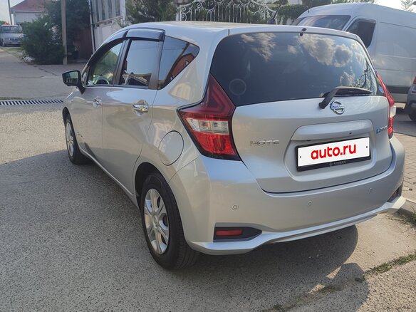 2020 Nissan Note e-Power II Рестайлинг, серебристый, 1465000 рублей - вид 4