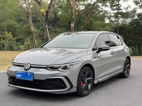2023 Volkswagen Golf VIII, серый, 1790000 рублей, вид 3