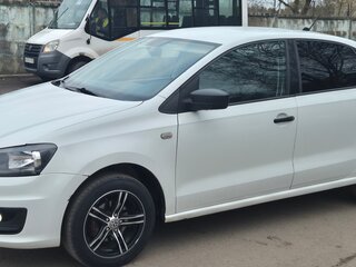 2017 Volkswagen Polo V Рестайлинг, белый, 650000 рублей, вид 3