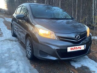 2011 Toyota Vitz III (XP130), серый, 650000 рублей, вид 1