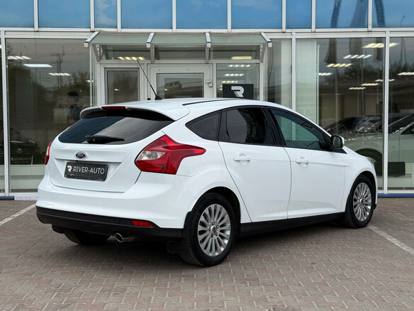 2013 Ford Focus III, белый - вид 2