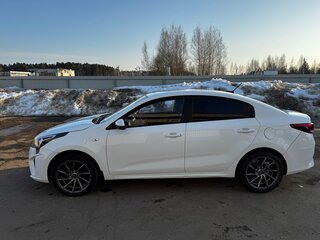 2020 Kia Rio IV Рестайлинг, белый, 1150000 рублей, вид 4