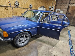 1980 Mercedes-Benz W123 200 4-speed, синий, 1500000 рублей, вид 3