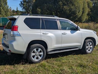 2013 Toyota Land Cruiser Prado 150 Series Рестайлинг 1, белый, 2650000 рублей, вид 2