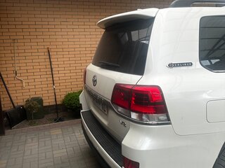 2018 Toyota Land Cruiser 200 Series Рестайлинг 2, белый, 8500000 рублей, вид 3
