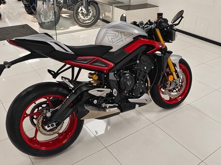 2026 Triumph Street Triple, серый, 1580000 рублей, вид 4