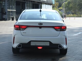 2021 Kia Rio IV Рестайлинг, белый, 1390000 рублей, вид 4
