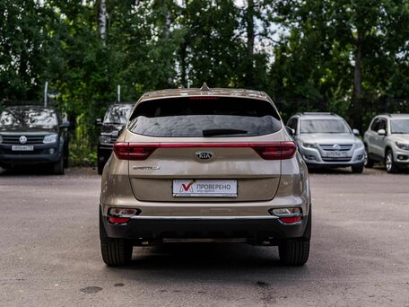 2020 Kia Sportage IV Рестайлинг, коричневый, 2073000 рублей, вид 4