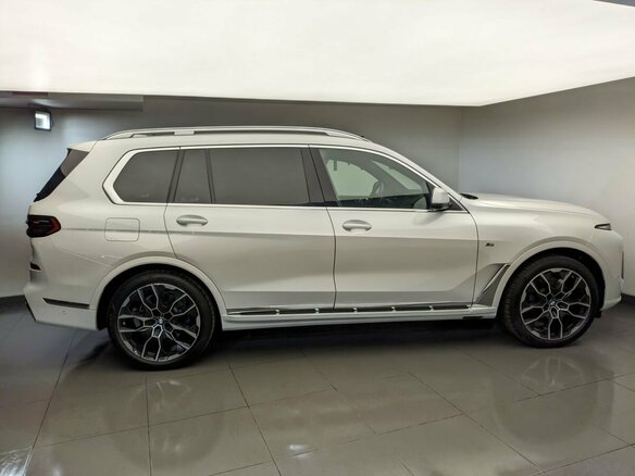 2025 BMW X7 40i I (G07) Рестайлинг, белый, 17500000 рублей - вид 3