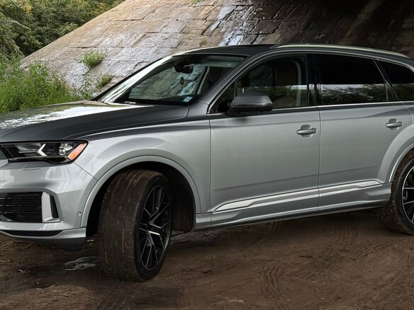 2022 Audi Q7 45 TFSI II (4M) Рестайлинг, серебристый, 5800000 рублей - вид 2