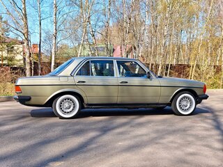 1982 Mercedes-Benz W123 230, зелёный, 2000000 рублей, вид 4