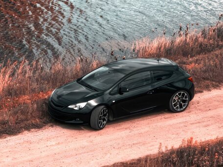 2013 Opel Astra GTC J Рестайлинг, чёрный, 990000 рублей, вид 1