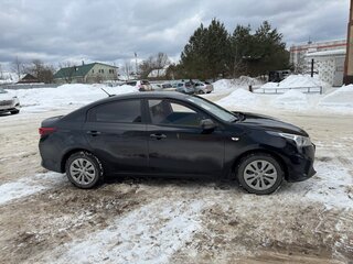 2021 Kia Rio IV Рестайлинг, чёрный, 1500000 рублей, вид 4