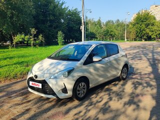 2019 Toyota Vitz III (XP130) Рестайлинг, белый, 950000 рублей, вид 1