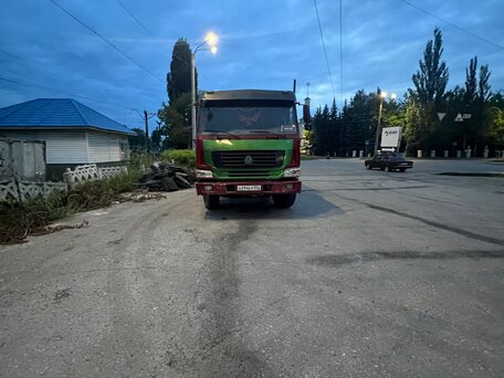 2007 Sinotruk Howo A5, красный, 990000 рублей, вид 1