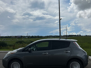 2014 Nissan Leaf I (ZE0/AZE0), серый, 775300 рублей, вид 4