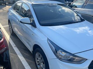 2019 Hyundai Solaris II, белый, 900000 рублей, вид 1