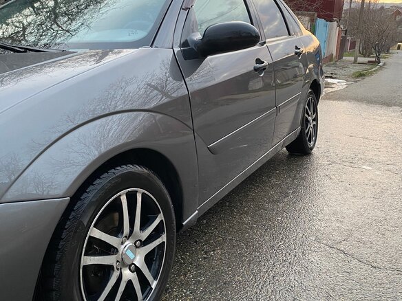 2004 Ford Focus I Рестайлинг (North America), серый - вид 2