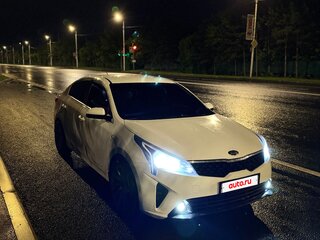 2020 Kia Rio IV Рестайлинг, белый, 1450000 рублей, вид 3