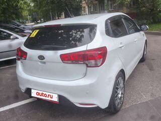2015 Kia Rio III Рестайлинг, белый, 900000 рублей, вид 4