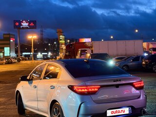 2022 Kia Rio IV Рестайлинг, серый, 1400000 рублей, вид 3
