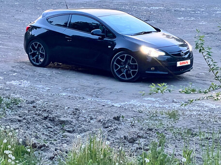 2013 Opel Astra GTC J Рестайлинг, чёрный, 990000 рублей, вид 2
