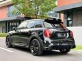 2023 Mini Hatch Cooper III (F55/F56) Рестайлинг 2, чёрный - вид 4