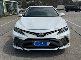 2024 Toyota Camry VIII (XV70) Рестайлинг, белый, 3383000 рублей, вид 3