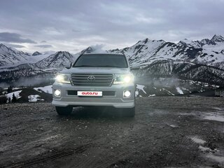 2015 Toyota Land Cruiser 200 Series Рестайлинг 1, белый, 4200000 рублей, вид 4