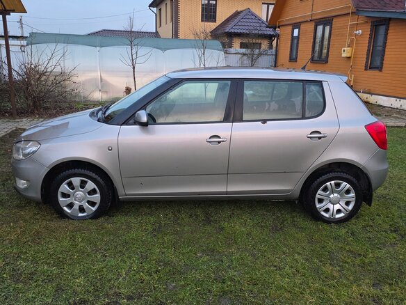 2011 Skoda Fabia II Рестайлинг, серебристый, 650000 рублей - вид 3