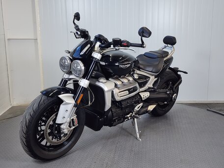 2020 Triumph Rocket 3, чёрный, 1769000 рублей, вид 4