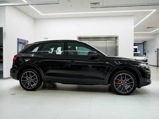 2025 Audi Q5 L 45 TFSI II (FY) Рестайлинг, чёрный, 6370700 рублей, вид 4