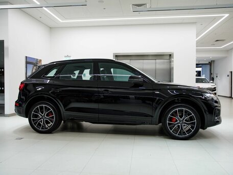 2025 Audi Q5 L 45 TFSI II (FY) Рестайлинг, чёрный, 6370700 рублей, вид 4