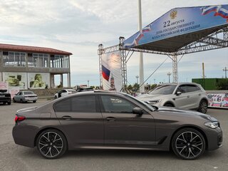 2021 BMW 5 серии 530e xDrive VII (G30/G31/G38) Рестайлинг, серый, 5300000 рублей, вид 4