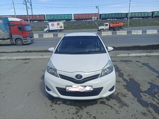 2013 Toyota Vitz III (XP130), белый, 880000 рублей, вид 2