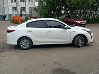 2022 Kia Rio IV Рестайлинг, белый, 1300000 рублей, вид 5