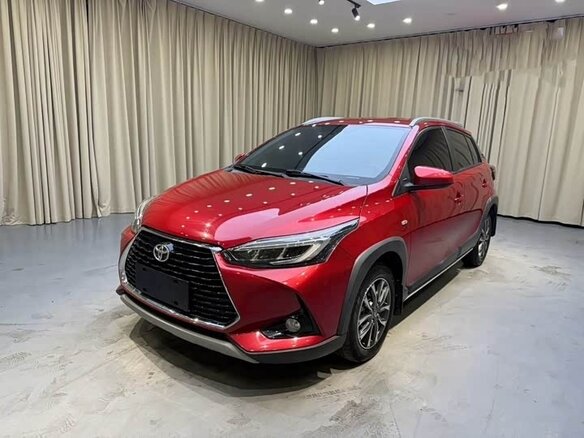2023 Toyota Yaris L X XP150 Рестайлинг, красный, 1067000 рублей