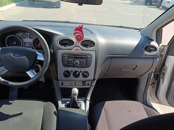 2010 Ford Focus II Рестайлинг, серебристый, 570000 рублей - вид 12