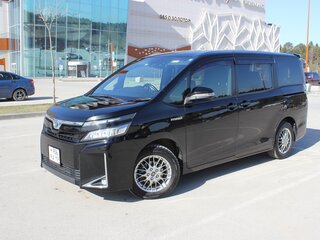 2018 Toyota Voxy III (R80) Рестайлинг, чёрный, 2350000 рублей, вид 1